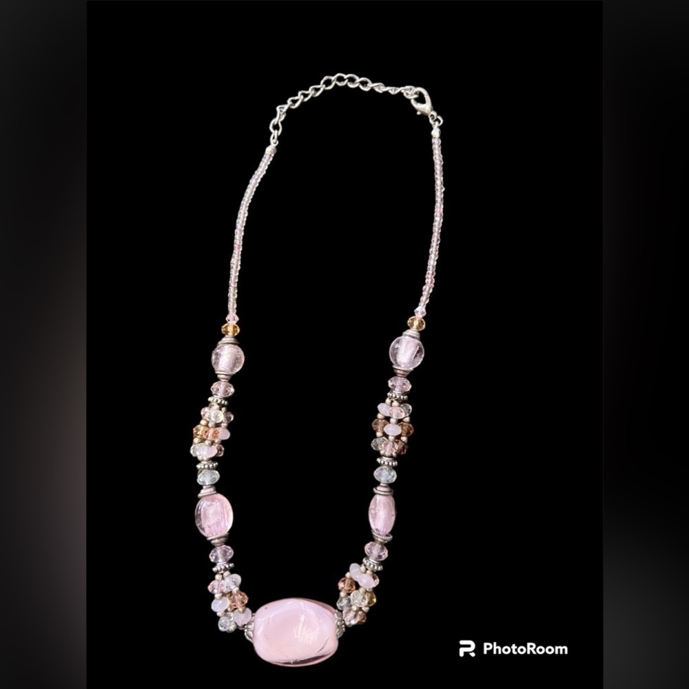 Vintage pink choker necklace. GLASS BEADS EUC